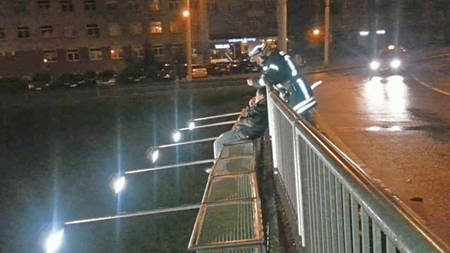 Gelbėtojams teko vaduoti ant tilto atitvarų užsilipusį vyrą
