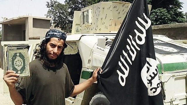 Vykstant masiniams reidams Paryžiuje islamistai vėl grasina