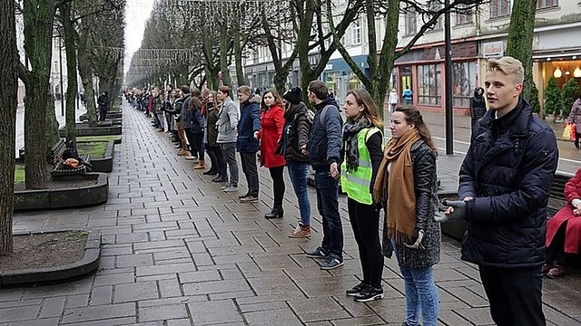 Kauno studentų vienybė – Laisvės alėjoje pagerbė Paryžiaus aukas