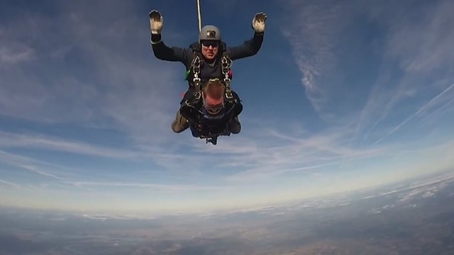 Šuolis parašiutu įmanomas ir turintiems sunkią negalią