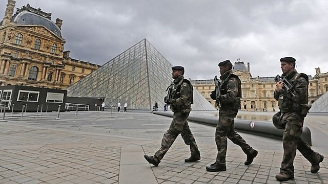 Terorų atakų sukrėsta Prancūzija dar labiau didina saugumą