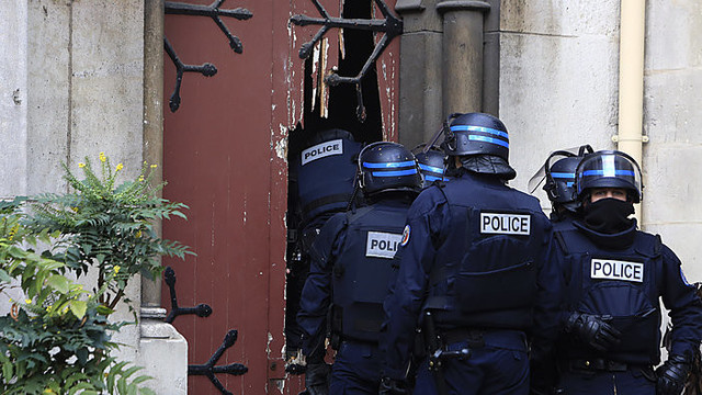 Teroristo paieška: Paryžiaus bažnyčioje išlaužtos durys