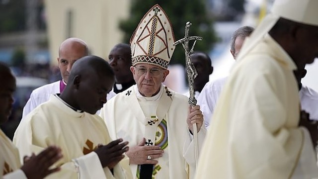 Popiežius pirmąkart aukodamas mišias Afrikoje gynė tradicijas
