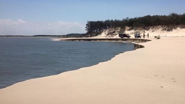 Australijos paplūdimyje – futbolo stadiono dydžio smegduobė