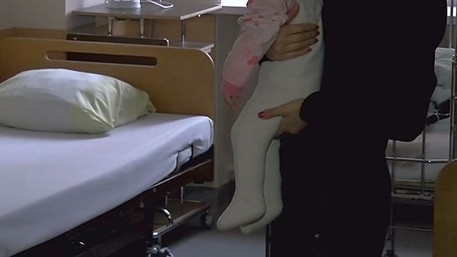Be priežiūros paliktas kūdikis nukrito nuo laiptų