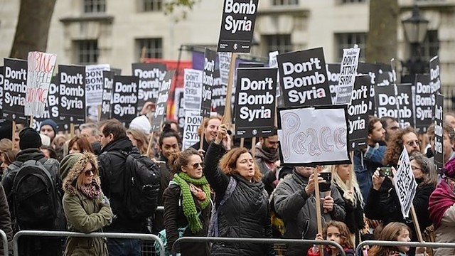 Šimtai britų meldė valdžios nebombarduoti Sirijos