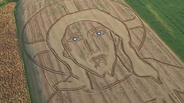 Italas traktoriumi sukūrė milžinišką Jėzaus Kristaus portretą