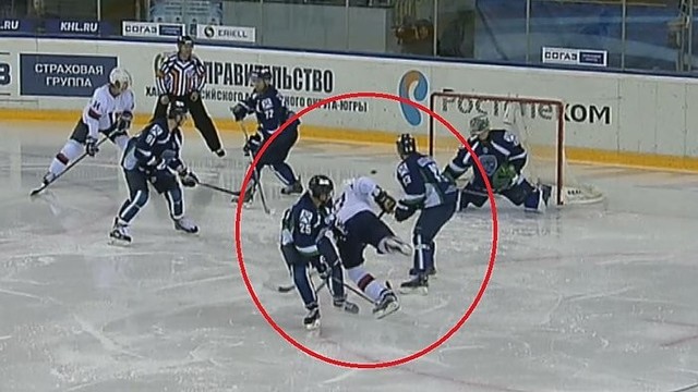 Šiurpus nutikimas KHL lygoje: žaidėjui pačiūža perrėžė gerklę