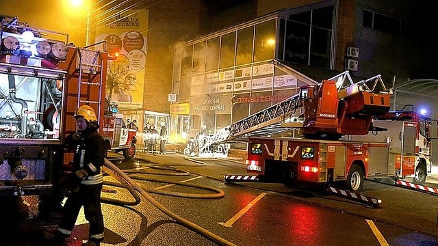 Panevėžio prekybos centre kilo gaisras, žmones gelbėjo nuo stogo