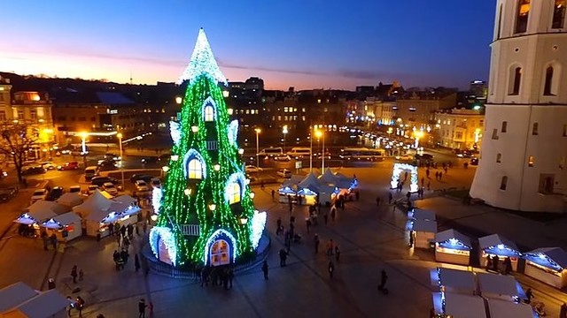 Pasigrožėkite kalėdiniu Vilniaus senamiesčiu iš aukštai