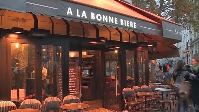 Po išpuolių Paryžiuje vėl duris atvėrė kavinė „A La Bonne Biere“