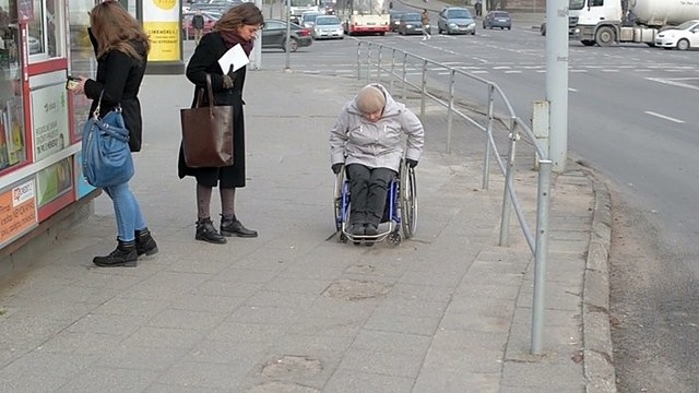 Neįgalieji viešajame transporte: kokias kliūtis tenka įveikti?