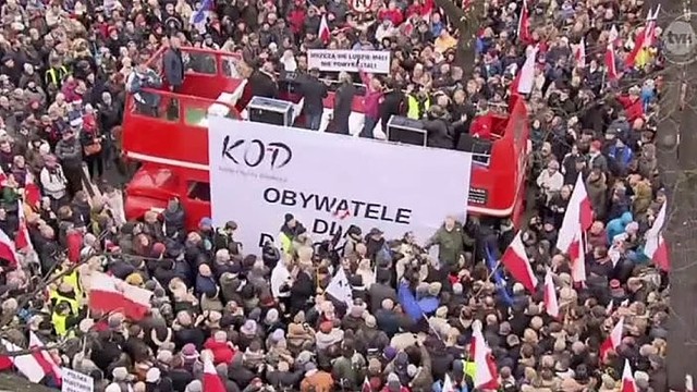 Dešimtys tūkstančių lenkų išėjo į gatves ginti demokratijos