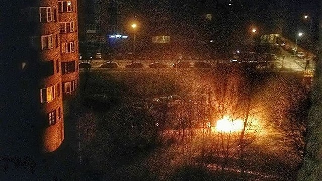 Vilniaus daugiabučio kieme degė automobiliai