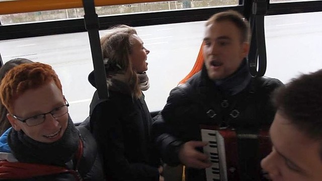 Studentai autobuse traukė Kalėdines dainas