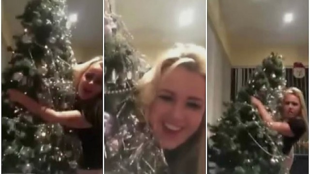 Interneto perliukas – girtas merginos šokis su Kalėdų egle