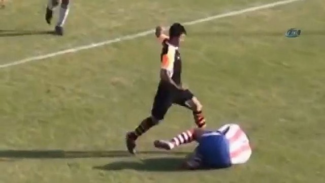 Įniršęs futbolininkas varžovo galvą panaudojo vietoj kamuolio