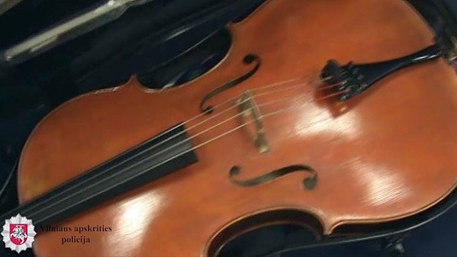 Pareigūnai rastą labai brangią violončelę grąžins savininkui