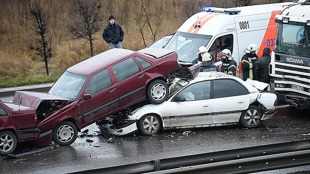 Avarijos Vilniuje metu automobiliai užšoko vienas ant kito