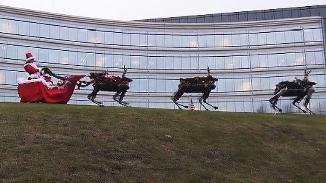 Kalėdų Senelio pagalbininkai – JAV armijoje naudojami robotai