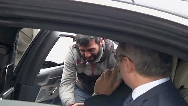 Turkijos prezidentas išgelbėjo nuo tilto ketinusį nušokti vyrą