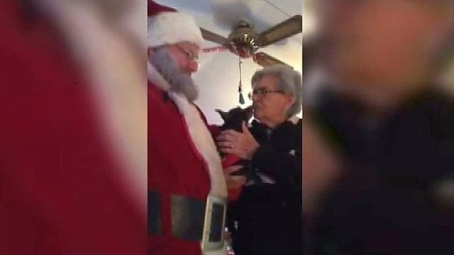 Vienišą senolę apstulbino Kalėdų senelio pasirodymas