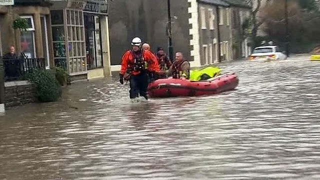 Anglijoje skelbiamas raudonas pavojaus lygis – potvyniai neslūgs