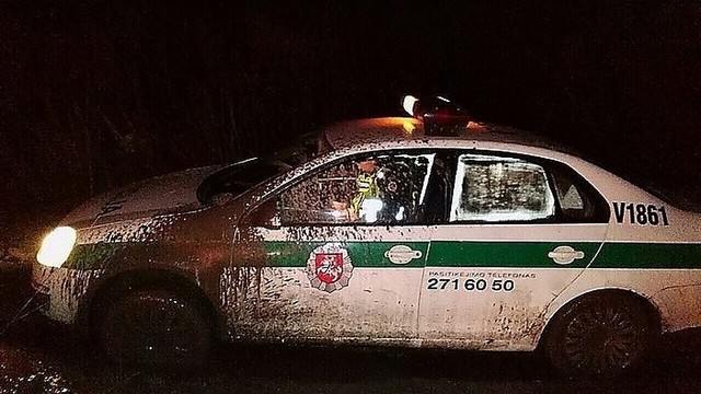 Policija paviešino vaizdą, kaip po purvynus vaikėsi „Saab“