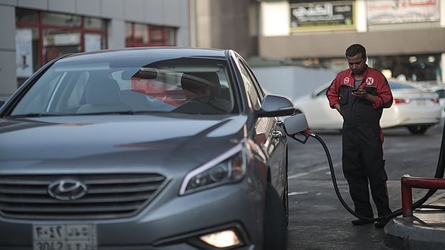 Saudo Arabija benziną brangina beveik perpus – iki 22 centų