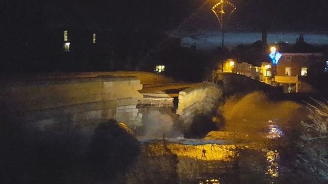 Nufilmuota: neatlaikęs potvynio Anglijoje sugriuvo tiltas