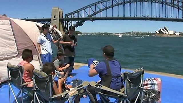Sidnėjuje žmonės jau renkasi laukti naujųjų metų sutikimo