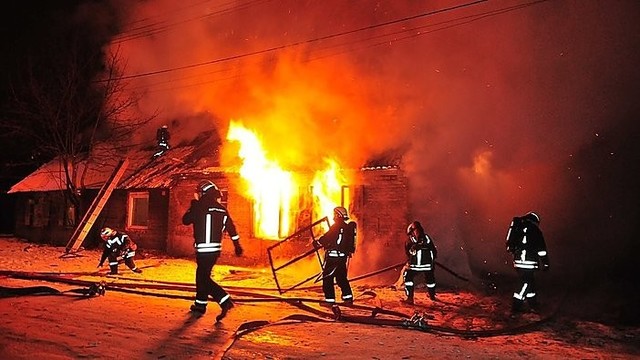 Užsidegus namui Naujųjų išvakarėse Vilniuje sudegė žmogus