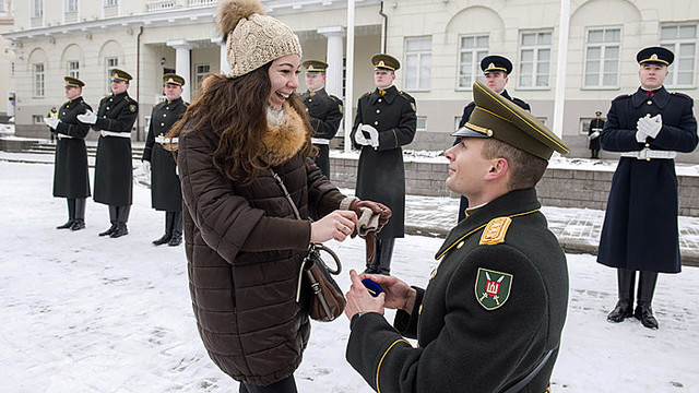 Karys po vėliavos pagerbimo Vilniuje nustebino mylimąją