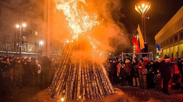 Sausio 13-oji neužmiršta: Vilniuje degė atminimo laužai