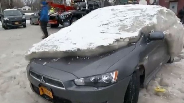 Lede įšalusį automobilį pavyko išvaduoti tik su chemikalais