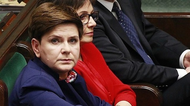 Lenkijos premjerė pasiaiškino dėl naujų šalies valdžios reformų