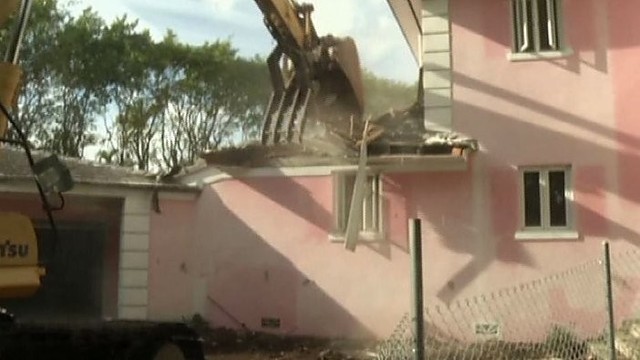 Pamatykite, kaip Majamyje nugriaunamas P. Escobaro namas
