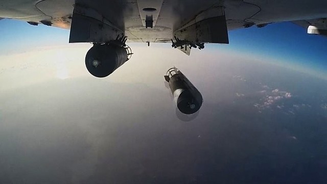 Rusija paviešino įrašą, kaip bombarduoja Siriją