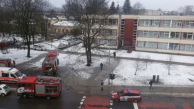 Dėl gaisro evakuota mokykla Vilniuje, trys asmenys ligoninėje