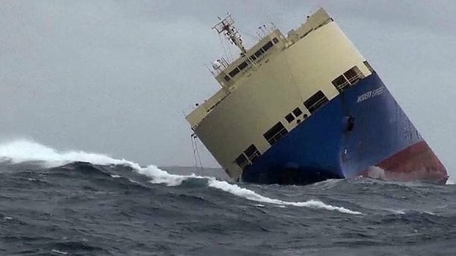 Olandų ekspertai bando išgelbėti dreifuojantį laivą