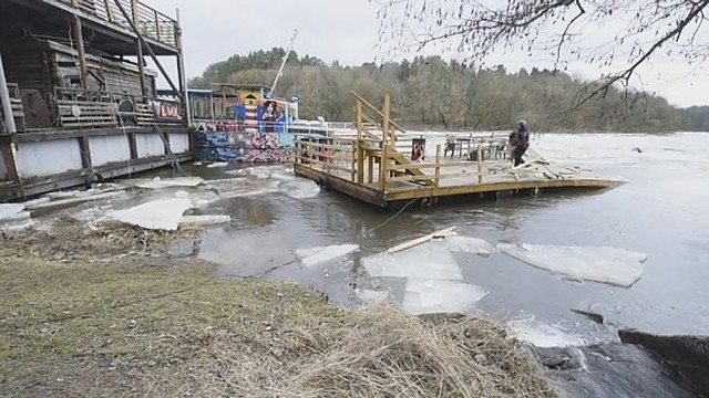Vilniuje ledonešis nutraukė baržą