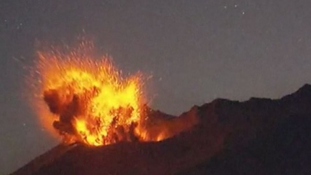 Japonijoje įspūdingai išsiveržė Sakuradzimos ugnikalnis