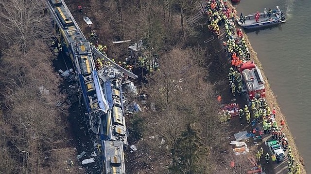 Vokietijos traukinių avarijoje aukų galėjo būti ir daugiau