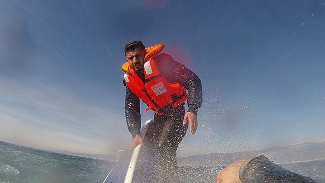 Dramatiškas įrašas: migrantą jūroje gelbėjo nuo valties krašto