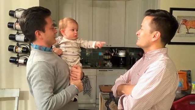 Linksma kūdikio reakcija išvydus tėčio brolį dvynį