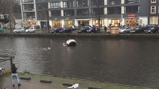 Amsterdamo kanale praeiviai išgelbėjo motiną su kūdikiu