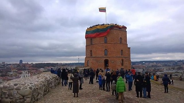 Gedimino pilies bokštas papuoštas rekordine Lietuvos vėliava