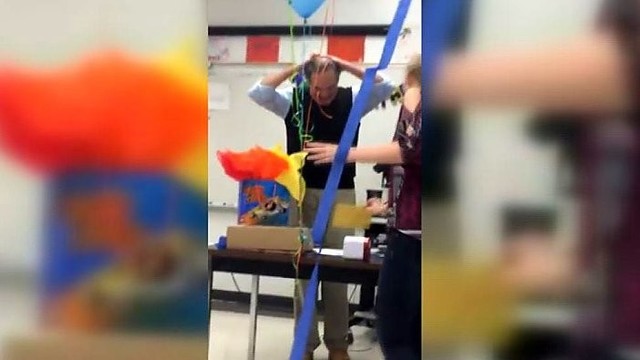 Mokiniai gimtadienio proga nustebino mokytoją: šis net pravirko