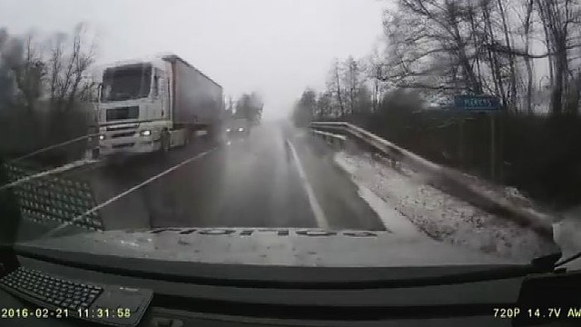 Nufilmavo: „Via Baltica“ vairuotojas iššoko prieš pat pareigūnus