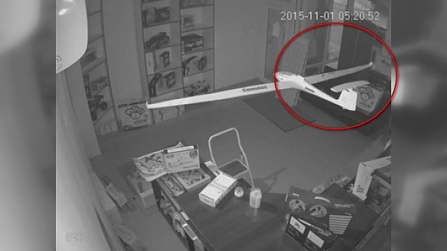 Vaizdo kamera užfiksavo, kaip bandoma apvogti dronų parduotuvę